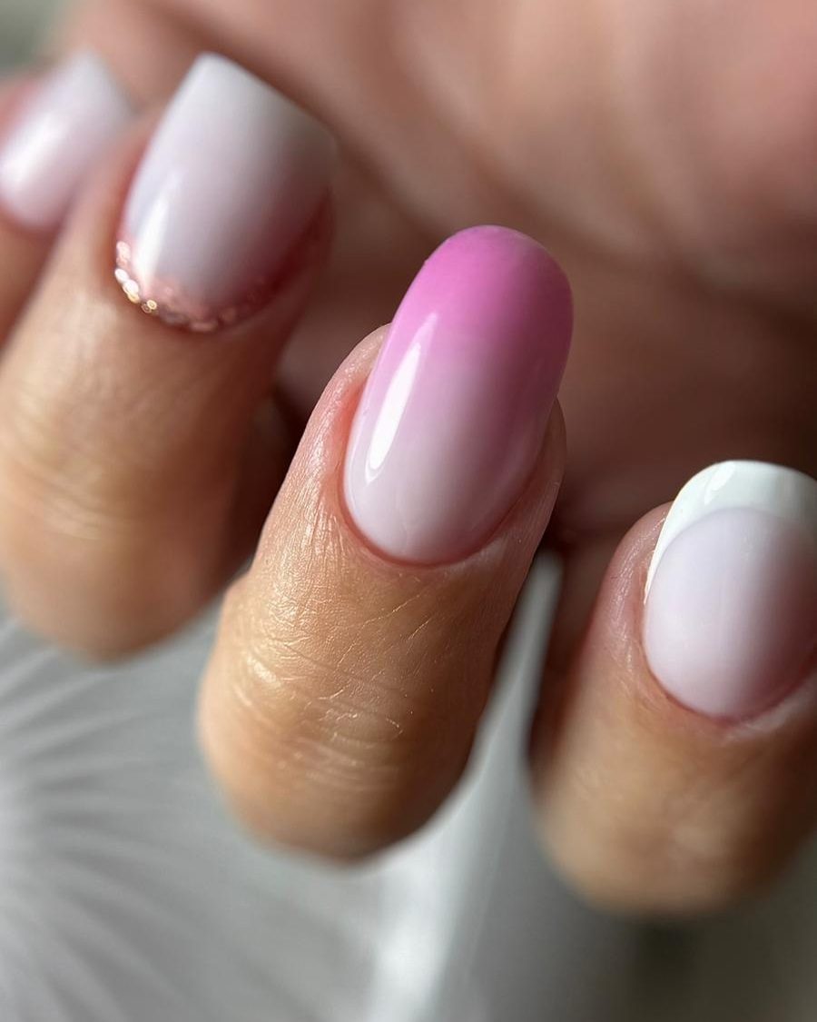 Extension en forme amande, babycolor rose, french blanche et liseré de paillettes